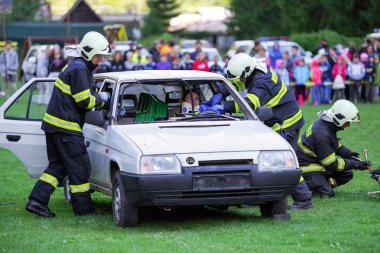 Firemans ve kaza araba