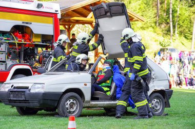 Firemans ve kaza araba