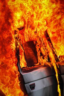 Kazadan sonra yanan araba