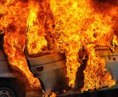 Kazadan sonra yanan araba