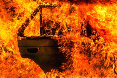 Kazadan sonra yanan araba