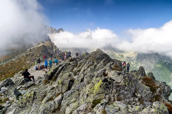 Туристы на вершине холма в Высоких Татрах, Словакия — стоковое фото