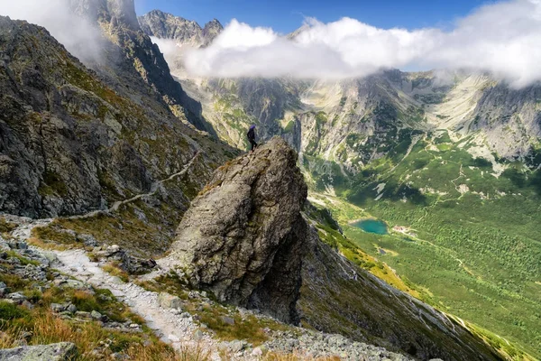 Happy turista na skále, v horách — Stock fotografie