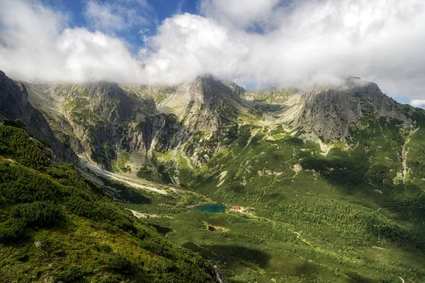 Dalen i bergen Vysoké Tatry, Slovakien — Stockfoto