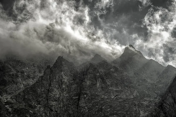 Δραματικό ουρανό και τις κορυφές στα βουνά — Φωτογραφία Αρχείου
