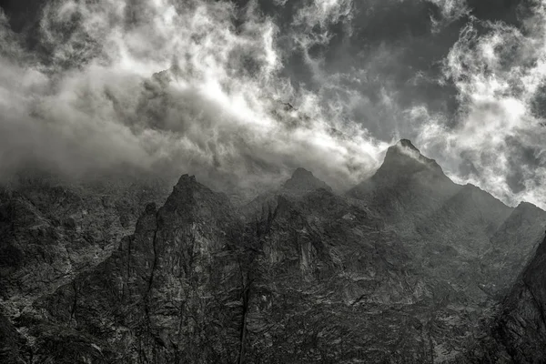 Ciel dramatique et sommets en montagne — Photo