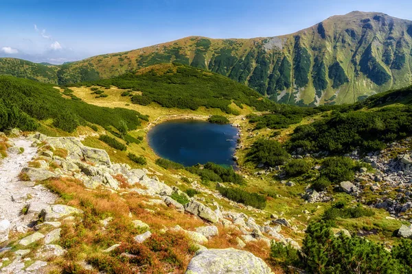 Sjöarna Rohacske plesa och hill Volovec i västra Tatrabergen, Slovakien — Stockfoto