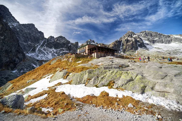 Chalet alpino Teryho chata en las altas montañas de Tatras, Eslovaquia —  Fotos de Stock