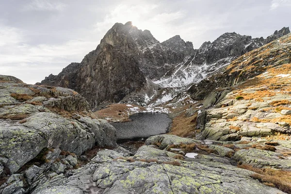 Peak prostredny hrot i Höga Tatrabergen, Slovakien — Stockfoto