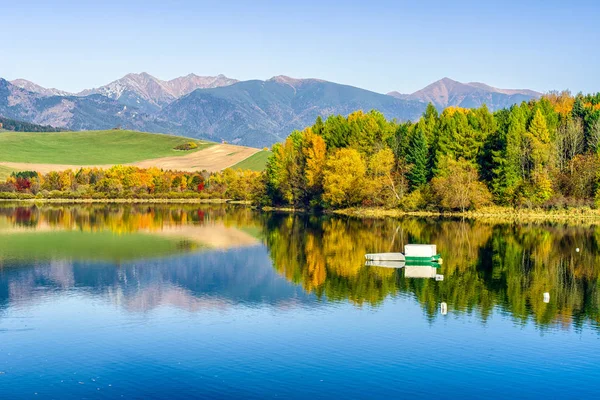 Spiegelung der Herbstbäume am See — Stockfoto