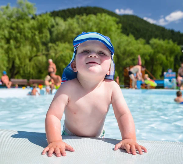 Kleine baby in water — Stockfoto