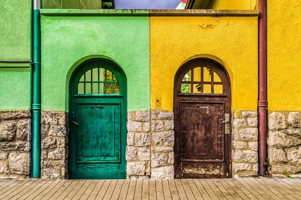 Deux vieilles portes sur des bâtiments différents . — Photo