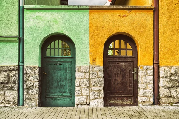 Deux vieilles portes sur des bâtiments différents . — Photo