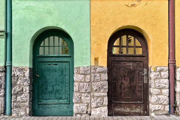 Две старые двери на разных зданиях . — стоковое фото