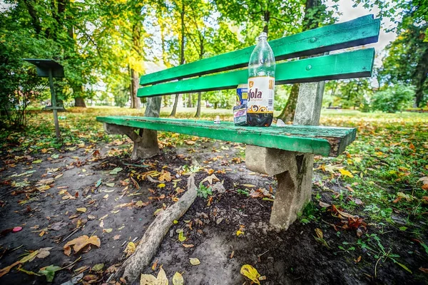 Beschadigde bankje in herfst park — Stockfoto