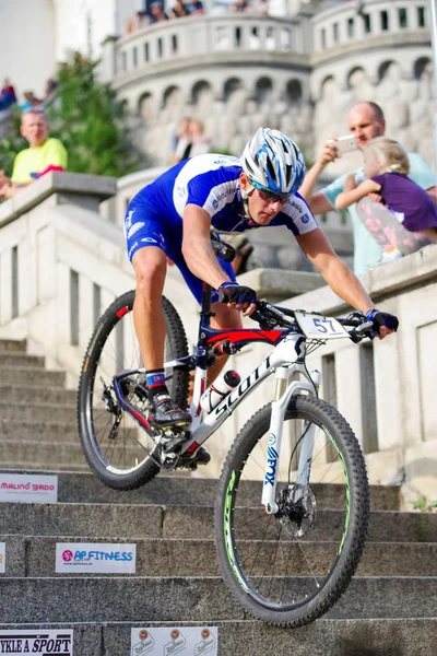 MTB-Radrennen auf der Treppe in der Stadt ruzomberok, Slowakei — Stockfoto