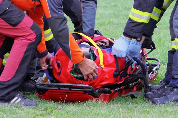 Injured man transported by firemans — Stock Photo, Image