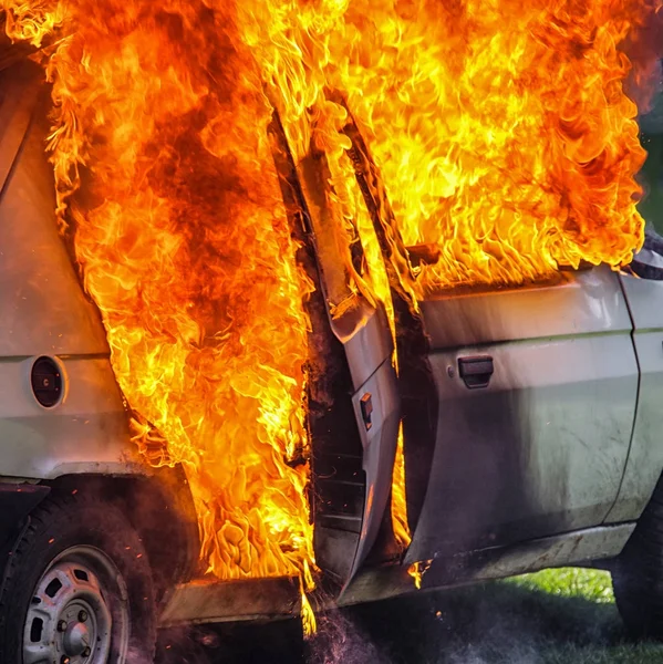 Brinnande bil efter olycka — Stockfoto