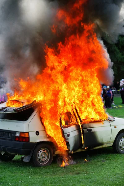 Burning car after accident — Stock Photo, Image