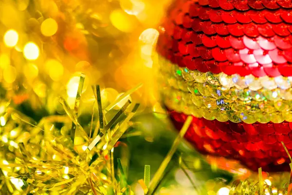 Bal op kerstboom — Stockfoto