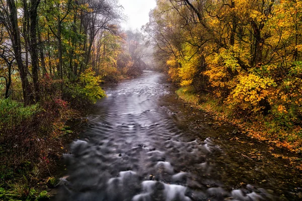 Herfst land en lange blootstelling rivier — Stockfoto