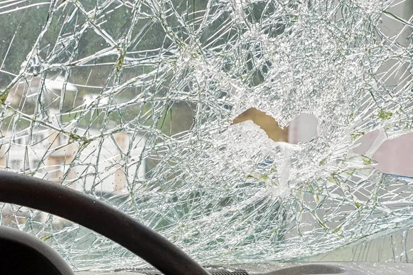 Сломанное лобовое стекло. Автокатастрофа — стоковое фото