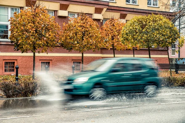 Rápido coche spalsh agua — Foto de Stock