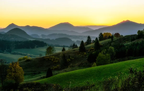 Bellissimo tramonto sulle montagne — Foto Stock