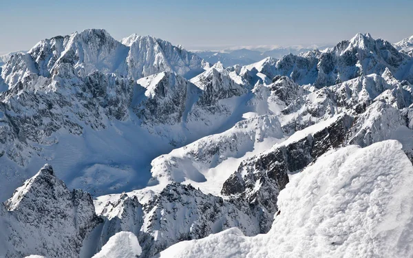 Belles collines enneigées dans les montagnes des Hautes Tatras, Slovaquie — Photo