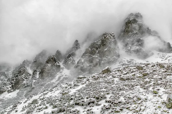Fog in top of the rocky peaks — Stock Photo, Image