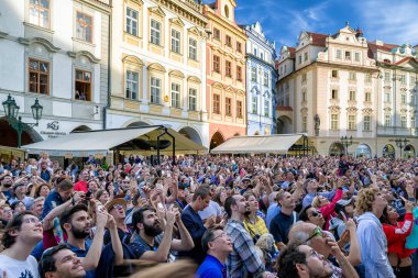 Seyir ve Prag'da resim yapma kalabalık