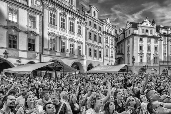 Menigte op zoek en het maken van foto's in Praag — Stockfoto