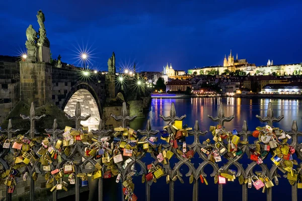 Schlösser auf der Karlsbrücke in Prag - Tschechische Republik — Stockfoto
