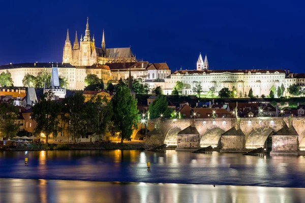 Charles Köprüsü ve Nehri Vltava Prag, Çek Cumhuriyeti — Stok fotoğraf