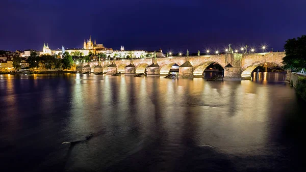 Карлов мост и река Влтава в Праге, Чехия — стоковое фото