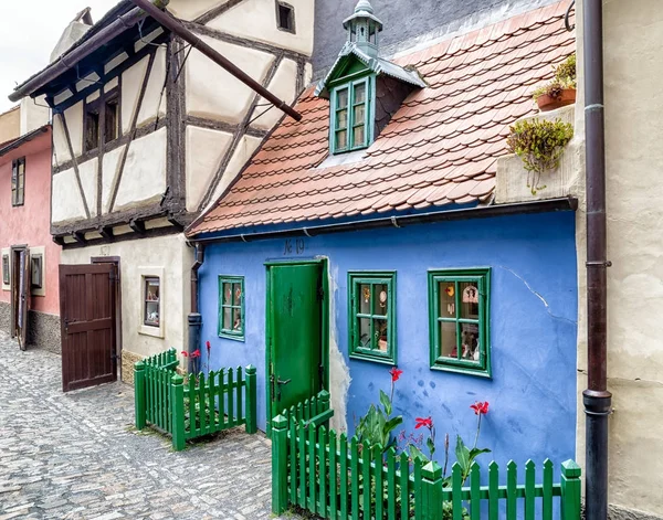 Blaues Haus in der Goldenen Gasse in Prag, Tschechische Republik — Stockfoto