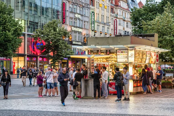 Fast food in Wenceslas square, Praha - Tsjekkia – stockfoto