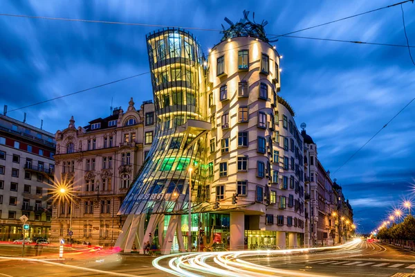 Tanzhaus in der Nacht in Prag, Tschechische Republik — Stockfoto