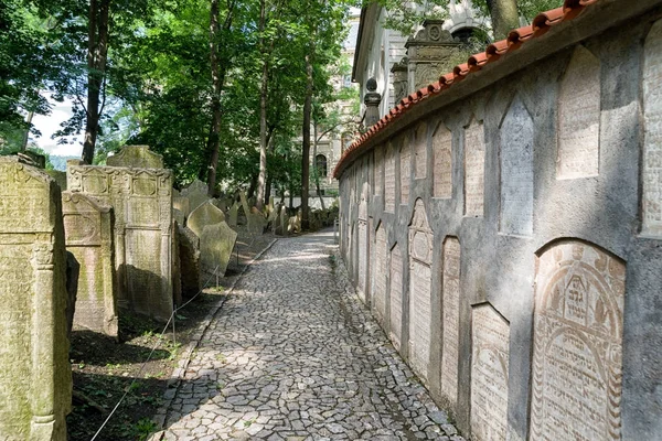 Oude Joodse begraafplaats in Praag, Tsjechië — Stockfoto