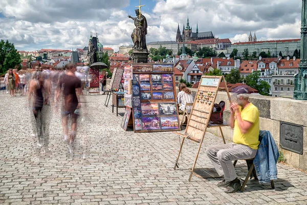Mensen lopen op de Karelsbrug in Praag, Tsjechië — Stockfoto