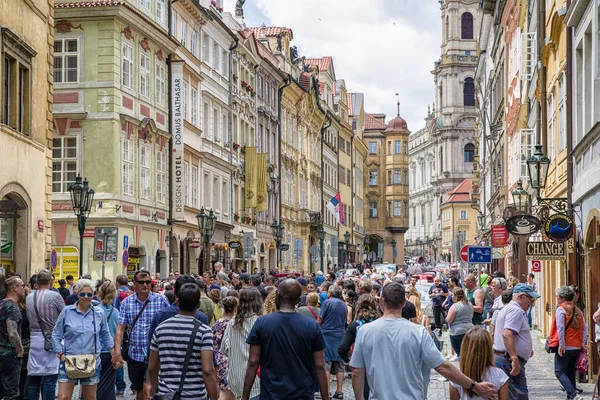 Folk går i historisk by Prag i Tjekkiet - Stock-foto
