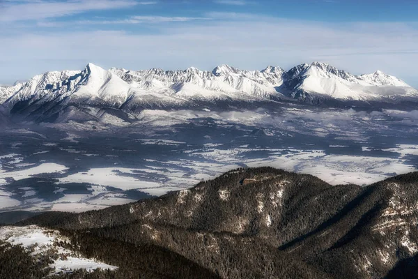 Pic d'hiver enneigé dans les montagnes des Hautes Tatras, Slovaquie — Photo