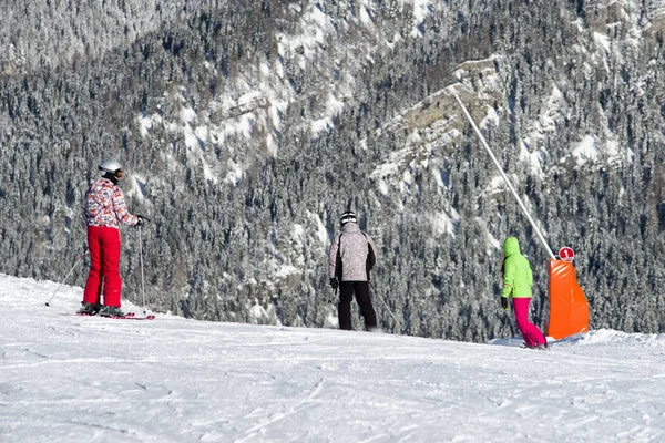 Skiers on the slope — Stock Photo, Image