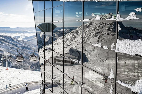 Reflexão de colina Chopok em construção de ropeway, Eslováquia — Fotografia de Stock