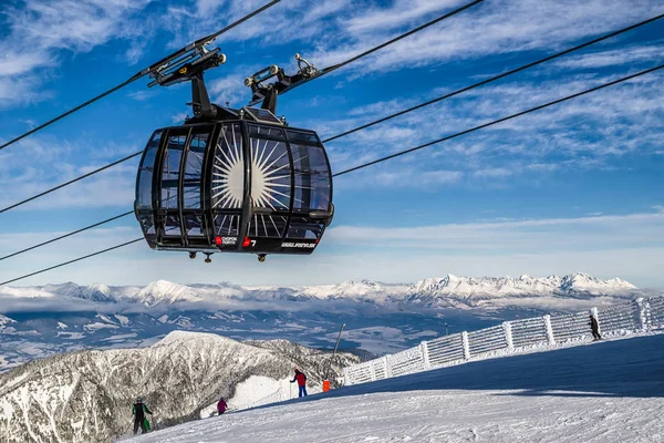 滑雪者在斜坡上。低 Tatras 山索道 Funitel — 图库照片