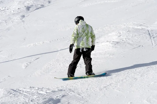 Snowboardista na svahu — Stock fotografie