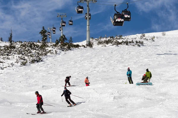 Skieurs sur la piste dans les montagnes de Low Tatras, Slovaquie . — Photo