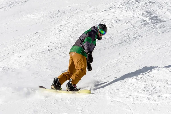 Snowboarder na encosta — Fotografia de Stock