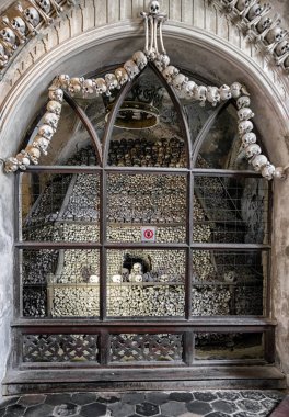 Kafatasları ve kemikleri mezarda, Kutna Hora, Çek Cumhuriyeti