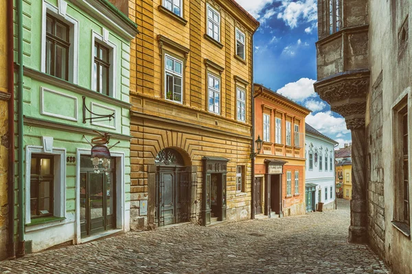 Bunte Gebäude in der leeren mittelalterlichen Stadt kutna hora, tschechische repu — Stockfoto